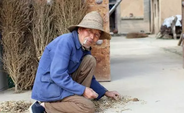 老人藏有玉鐲,兒女紛紛孝順他,5年後老人去世,倆人才知上當了