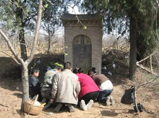 老人藏有玉鐲,兒女紛紛孝順他,5年後老人去世,倆人才知上當了