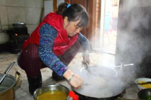 兒媳待產我沒去照顧,她坐月子兒子倒掉補湯,還說趕我回老家