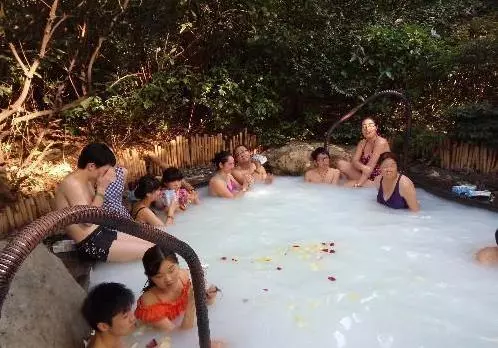 全家出遊泡溫泉,與兒媳一起泡澡後,看了看肚子,我叫兒子趕緊離婚