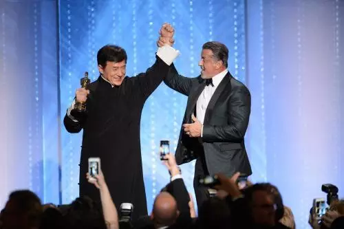 不顧危險從21層樓躍下,成龍真的從不用替身嗎?李連傑說出了答案