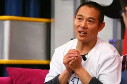 不顧危險從21層樓躍下,成龍真的從不用替身嗎?李連傑說出了答案