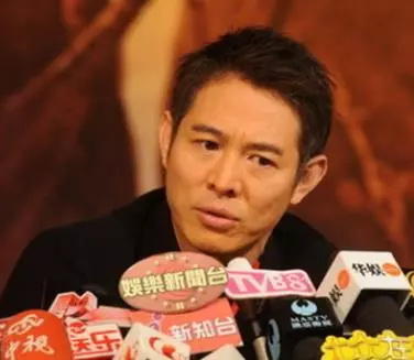 不顧危險從21層樓躍下,成龍真的從不用替身嗎?李連傑說出了答案
