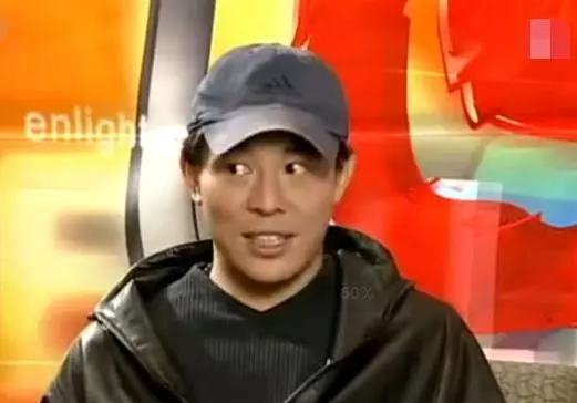 不顧危險從21層樓躍下,成龍真的從不用替身嗎?李連傑說出了答案