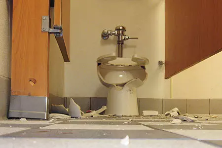 為什麽廁所的門總是「距離地面有點距離」?雖然感覺隱私不夠,但是沒想到背後理由很棒,網友:長知識了