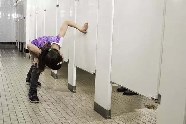 為什麽廁所的門總是「距離地面有點距離」?雖然感覺隱私不夠,但是沒想到背後理由很棒,網友:長知識了