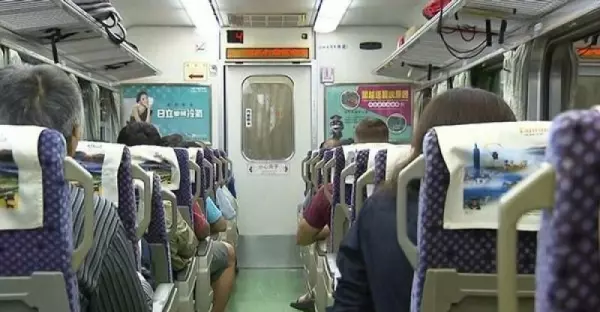 一位老阿伯問少女「為什麼不找位子坐?」少女笑著說不用,沒想到當她「彎下腰」後所有人都被震撼了