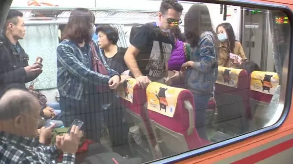 一位老阿伯問少女「為什麼不找位子坐?」少女笑著說不用,沒想到當她「彎下腰」後所有人都被震撼了