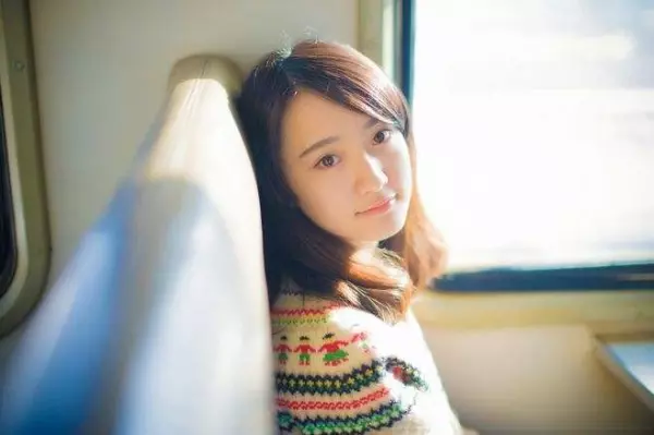 一位老阿伯問少女「為什麼不找位子坐?」少女笑著說不用,沒想到當她「彎下腰」後所有人都被震撼了