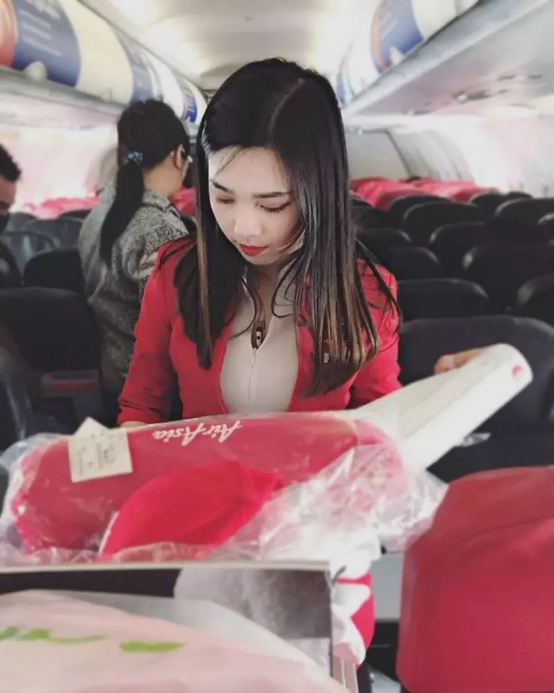 亞航空姐機上被偷拍 網民勁讚: 亞洲最靚空姐 Ig人氣急升至8萬人