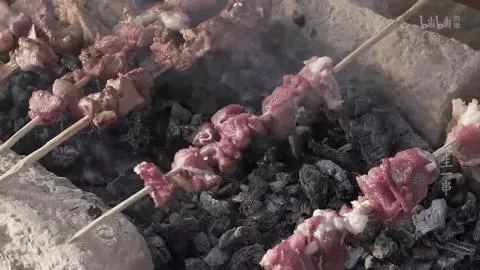 才發現吃了十多年的烤串都白吃了!走,帶你見識真正的新疆烤串