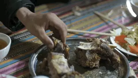 才發現吃了十多年的烤串都白吃了!走,帶你見識真正的新疆烤串