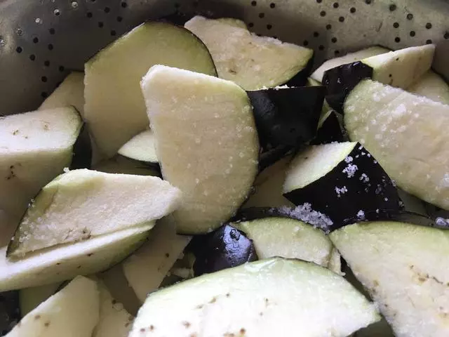 茄子吸油能力太強怎麼辦?別急,用這幾個小技巧,只吃茄子不吃油
