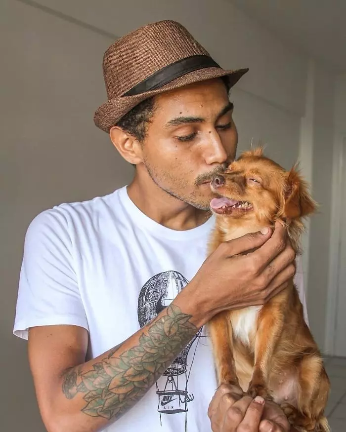 萌犬學主人「扮銅像」賺罐罐錢 超有戲「石化模樣」引路人圍觀