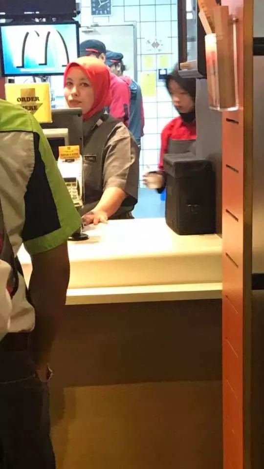 種族主義的Mc Donald!…難道你們只做馬來人生意?華人也是消費者也是有付錢的,怎麼能那麼不公平?