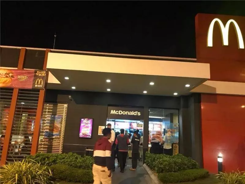種族主義的Mc Donald!…難道你們只做馬來人生意?華人也是消費者也是有付錢的,怎麼能那麼不公平?