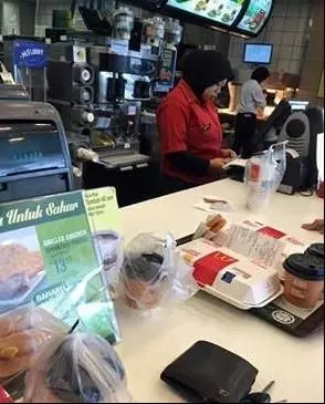 種族主義的Mc Donald!…難道你們只做馬來人生意?華人也是消費者也是有付錢的,怎麼能那麼不公平?