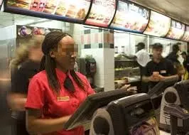 種族主義的Mc Donald!…難道你們只做馬來人生意?華人也是消費者也是有付錢的,怎麼能那麼不公平?