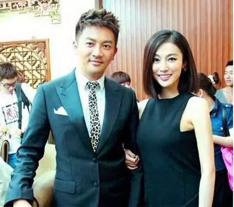 一直以為他單身,想不到竟偷偷展開了十多年的地下情!「蘇有朋公布戀情」粉絲紛紛獻上祝福