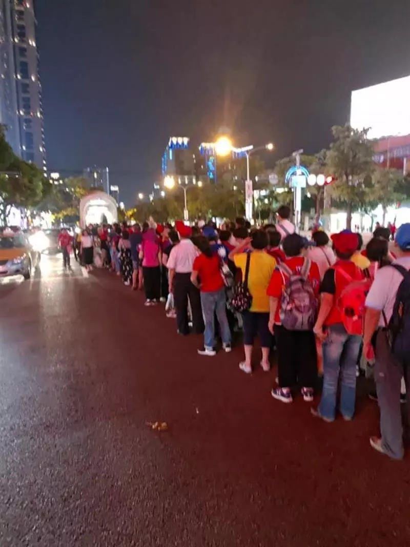 打破謠言 韓粉秀散場台中等公車人龍