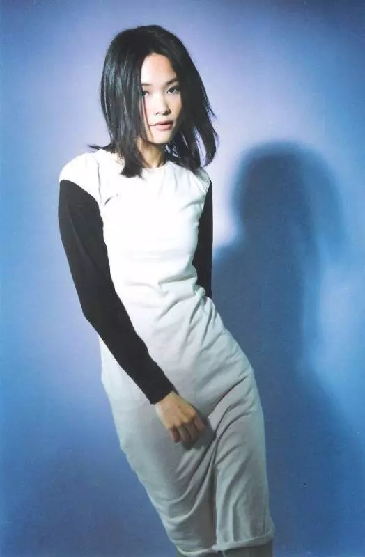 新加坡知名女歌手被2個男友「逼」成精神分裂,名氣堪比王菲,卻在爆紅時落寞離去