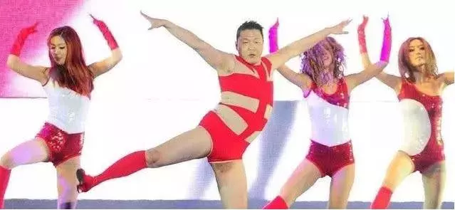 還記得那個跳「騎馬舞」的鳥叔嗎?如今落魄至此,節操都碎一地