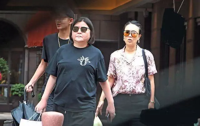 女星跳樓自殺後兒子由王菲經紀人領養,邱黎寬養子近照曝光超帥氣