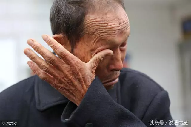 老人臨終拿出一張五萬借條,親兒子不接,養子還完錢,驚喜來了!