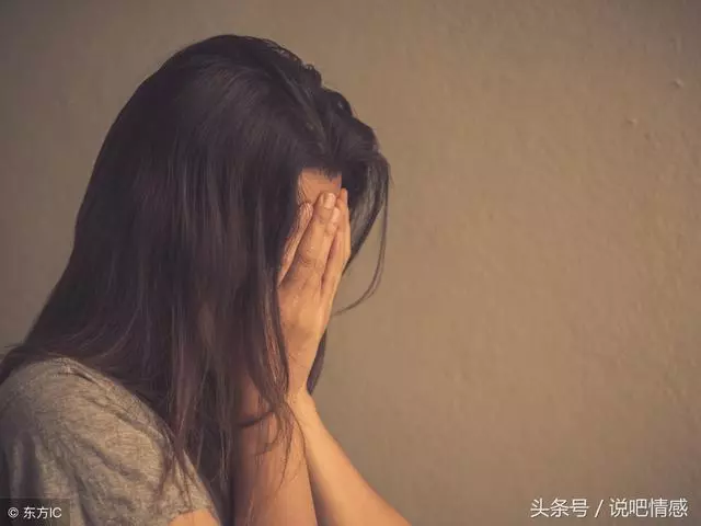 離婚一年,在朋友的婚禮上巧遇前夫,他笑著對我說7個字,我哭了