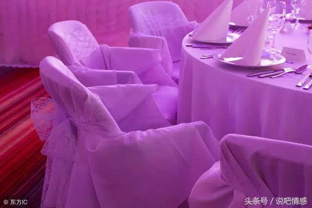 離婚一年,在朋友的婚禮上巧遇前夫,他笑著對我說7個字,我哭了