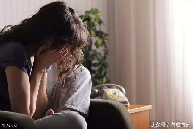 離婚一年,在朋友的婚禮上巧遇前夫,他笑著對我說7個字,我哭了
