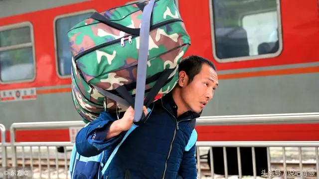 老公外出打工1年寄回20萬,偷偷去城裡看他,見面那刻我如夢初醒