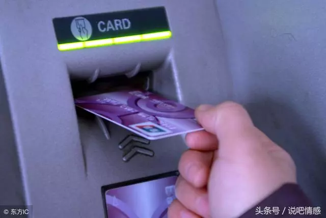 老公外出打工1年寄回20萬,偷偷去城裡看他,見面那刻我如夢初醒