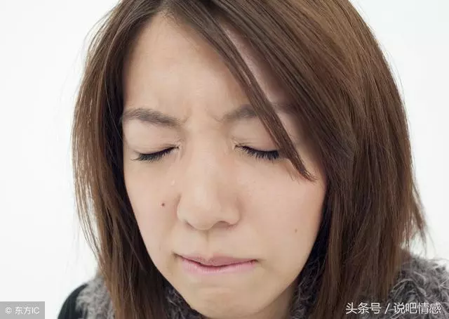 老公外出打工1年寄回20萬,偷偷去城裡看他,見面那刻我如夢初醒
