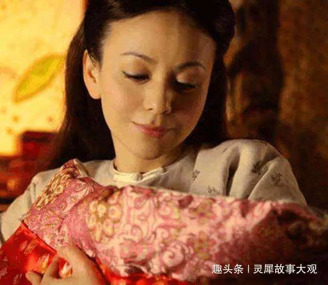 男子連埋三個女兒,墳前長出木耳,摘回去吃,兒子出生少一樣東西