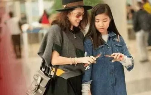 章子怡被大女兒實力搶鏡,是女神變老,還是女兒真的略勝一籌?