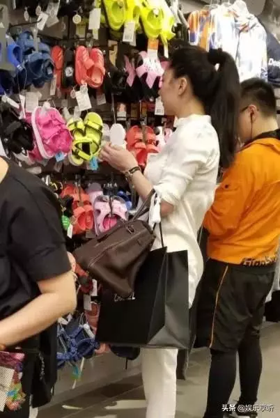 謝賢舊愛CoCo逛商場,打扮似少女,疑似給謝霆鋒兒子挑選禮物