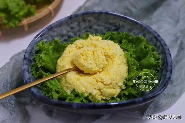 雞蛋用蒜泥一拌,往饅頭裡一塞,比大魚大肉香