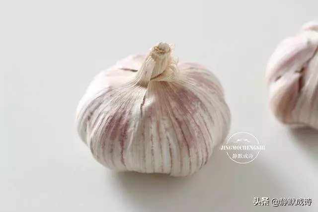 雞蛋用蒜泥一拌,往饅頭裡一塞,比大魚大肉香