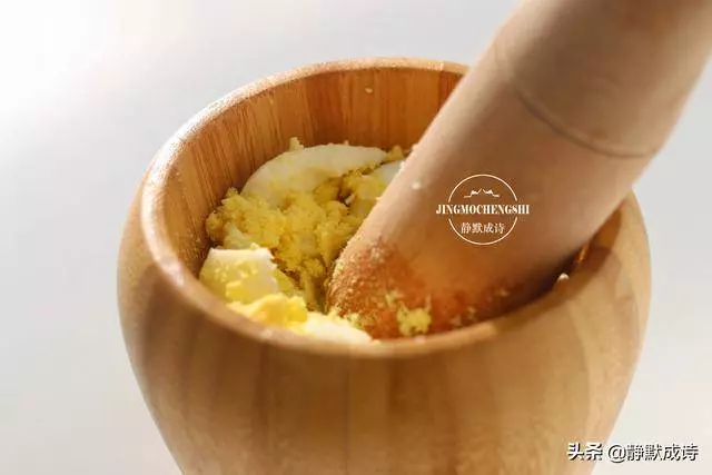 雞蛋用蒜泥一拌,往饅頭裡一塞,比大魚大肉香