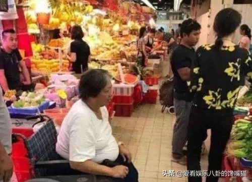 67歲洪金寶坐輪椅,68歲肥貓瘦了,72歲的他卻依舊玉樹臨風!