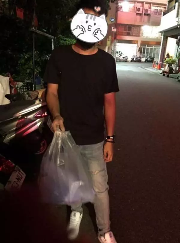憨厚男友送上塑膠袋讓人傻眼,打開藏有大驚喜,網友笑「哪來的大直男!」