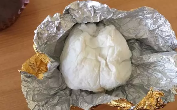 憨厚男友送上塑膠袋讓人傻眼,打開藏有大驚喜,網友笑「哪來的大直男!」