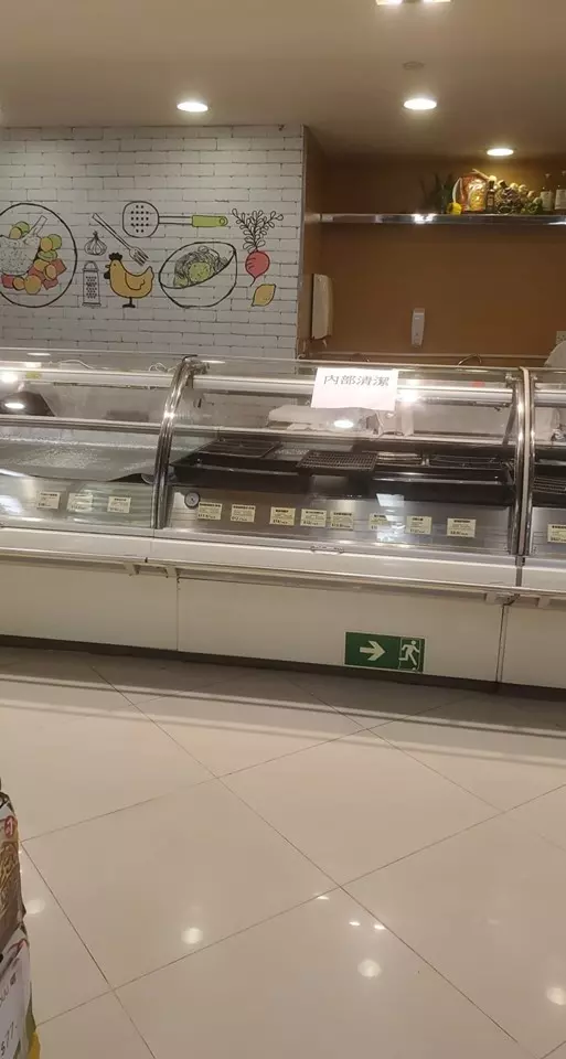 大埔一田超市熟食櫃內驚現生猛老鼠 一田百貨:已即時清理所有食物