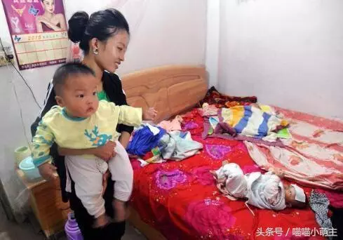 我坐月子,婆婆說腰疼不給做飯,聽到廚房有笑聲,推開門我愣住了