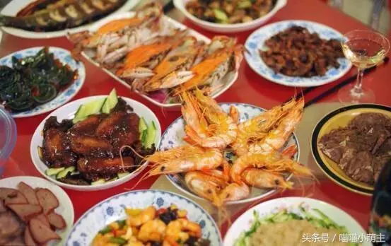我坐月子,婆婆說腰疼不給做飯,聽到廚房有笑聲,推開門我愣住了