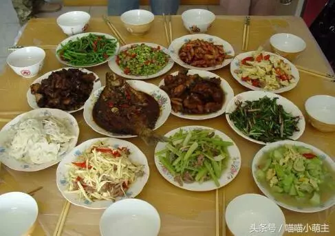 離婚時,前夫把房子留給了我,一天下班後聞到菜香,推開門我哭了