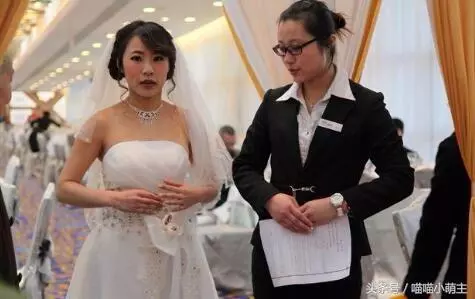 生下雙胞胎女兒,小姑子來送錢,吃飯時有人敲門,開門後我落淚了