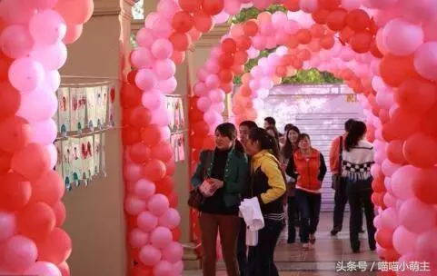 小姑子住我們家對面,總是來我們家蹭飯,兒子說一話,我摔了碗筷