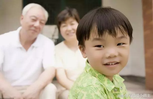 小姑子住我們家對面,總是來我們家蹭飯,兒子說一話,我摔了碗筷